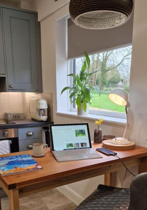 The Old Barn Annexe, Cosy Stay, Close Drive To City, Beach, South Downs & Goodwood Chichester Eksteriør billede